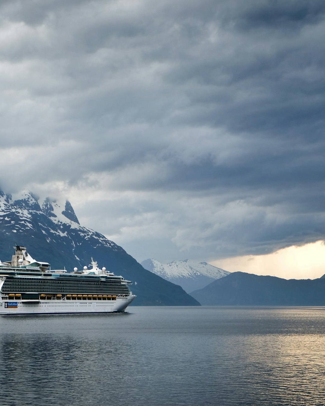 Navio de cruzeiro num fiorde norueguês
