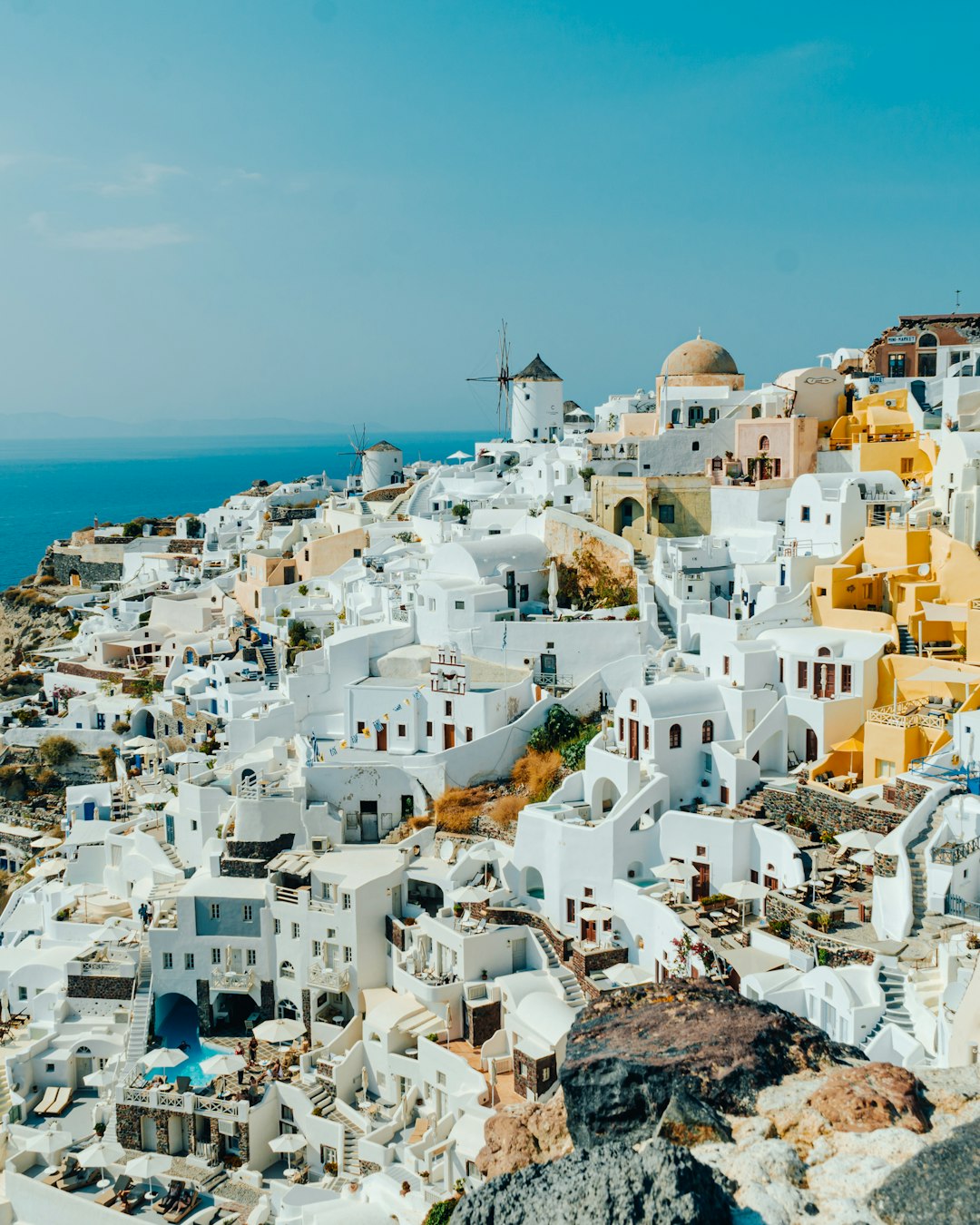 Oia, em Santorini, sobre o mar Egeu